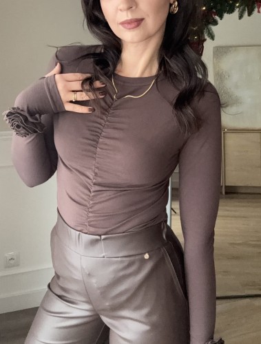 Bluzka na długi rękaw z marszczeniem z odpinanymi różami czekoladowa brązowa one fashion 1.JPG