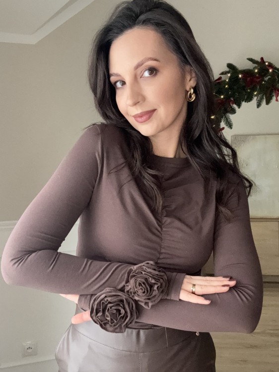 Bluzka na długi rękaw z marszczeniem z odpinanymi różami czekoladowa brązowa one fashion 6.jpg