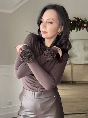 Bluzka na długi rękaw z marszczeniem z odpinanymi różami czekoladowa brązowa one fashion 2.JPG