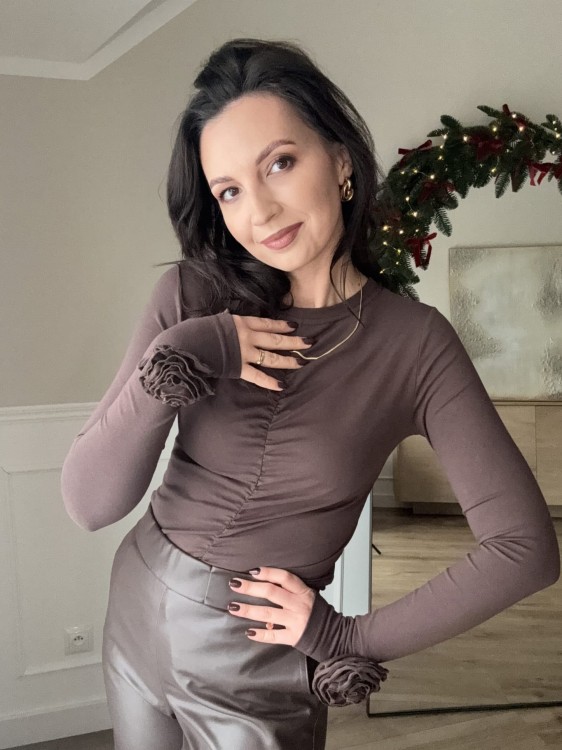 Bluzka na długi rękaw z marszczeniem z odpinanymi różami czekoladowa brązowa one fashion 3.JPG