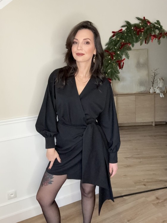 Sukienka czarna świąteczna z paskiem wiązana modernline 4.JPG